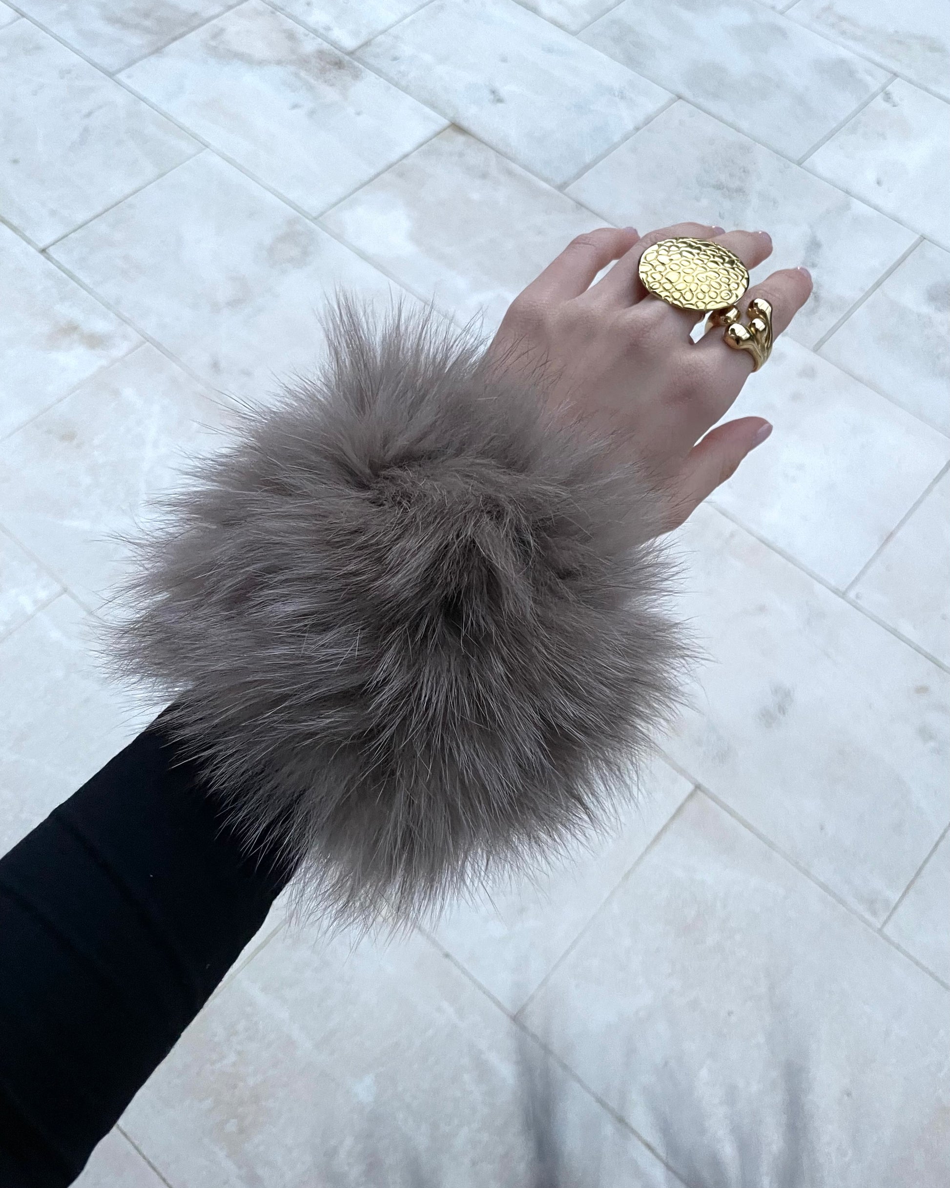 PuñosBeigePeloNaturalZorro