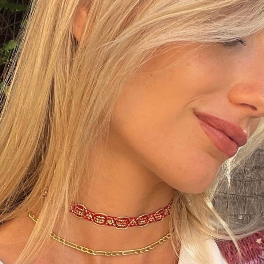 Mujer choker rojo dorado cierre acero para fiesta elegante sexy bonito